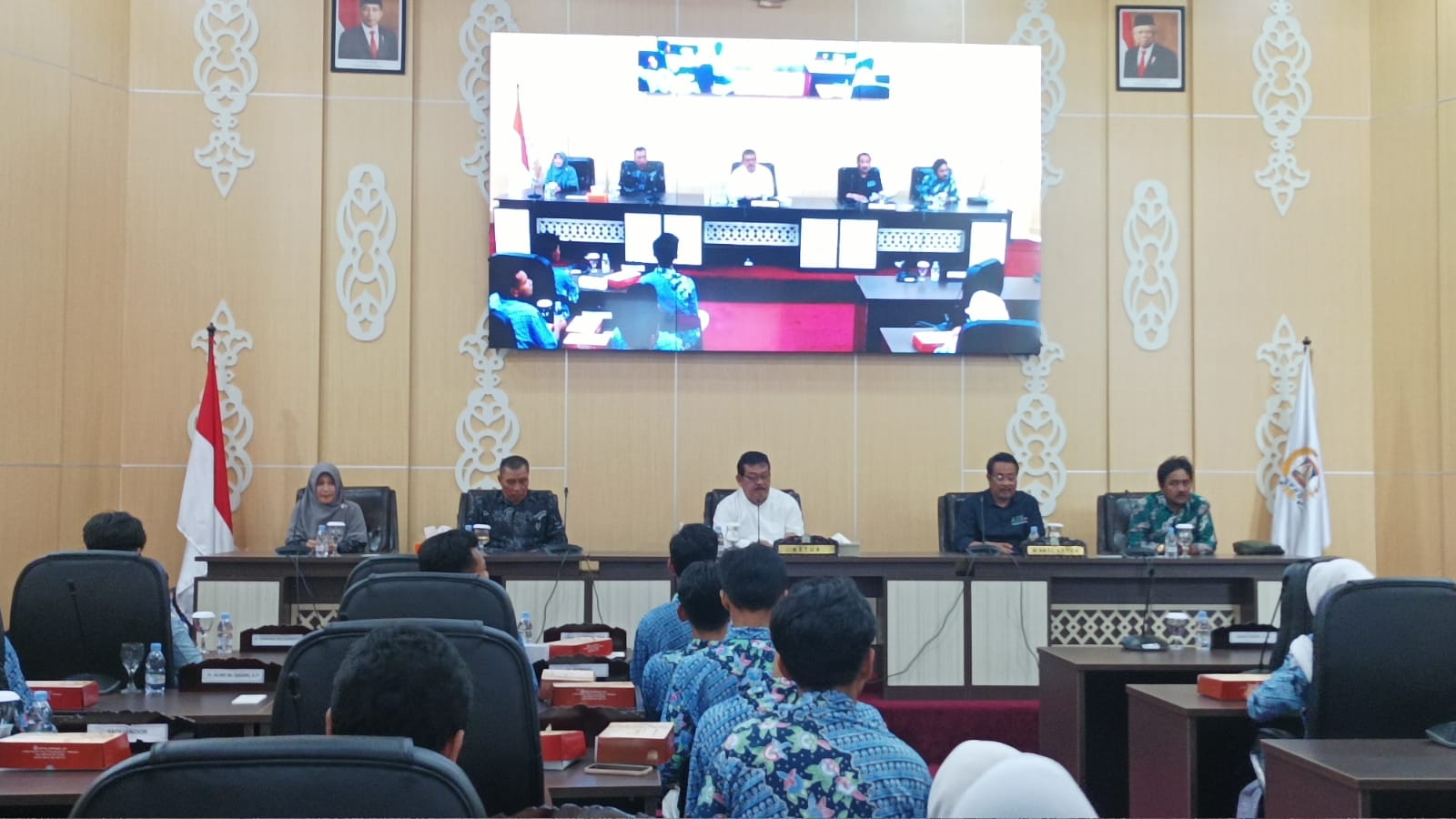 Ketua DPRD Balikpapan, H Abdulloh saat menerima audiensi siswa siswi SMAN 8 Balikpapan, di Ruang Rapat Paripurna, pada hari Kamis 31 Agustus 2023.(Foto:BorneoFlash.com/Niken Sulastri).