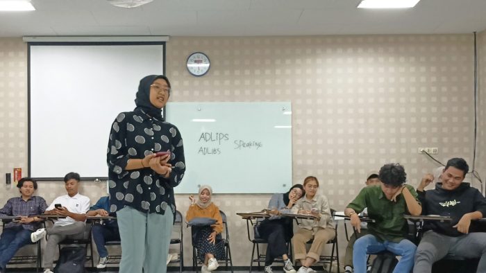 Mahasiswa semester 4 tahun 2022-2023 jurusan Ilmu Komunikasi Universitas Muhammadiyah Malang membuat konten podcast sebagai tugas mata kuliah Public Speaking. Foto: HO.