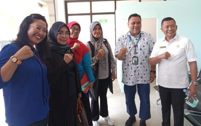 Anggota Komisi IV DPRD Parlindungan Sihotang bersama Suriani dan Kasmah saat meninjau Rumah Sakit Medika Utama Manggar di Kelurahan Manggar Baru Kecamatan Balikpapan Timur, pada hari Jumat (29/9/2023). Foto: BorneoFlash.com/Niken Sulastri.