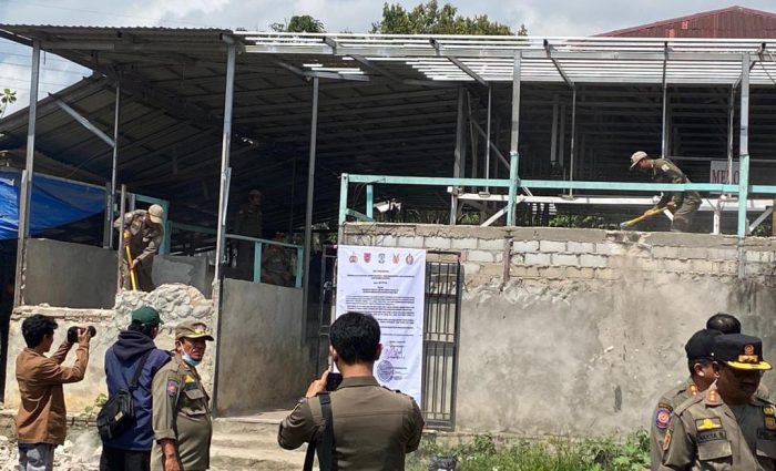 Atas Laporan Warga Pembongkaran tempat Judi dan sabung ayam di RT 94 Kelurahan Manggar Kecamatan Balikpapan Timur dilakukan pada hari Senin, (4/9/2023). Foto: BorneoFlash.com/Niken Sulastri.