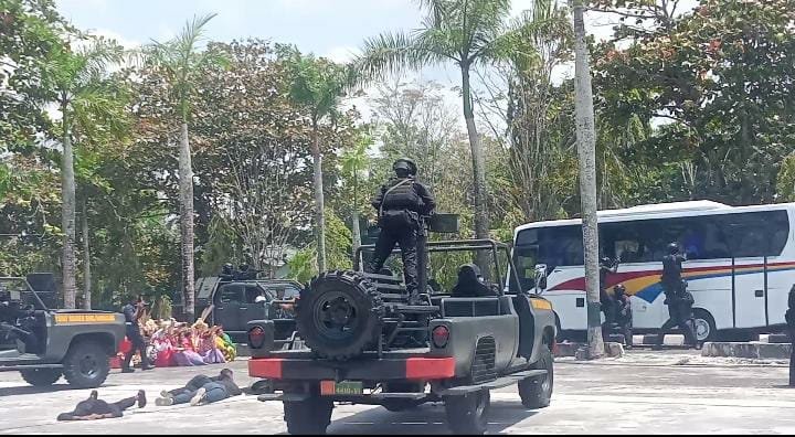 Atraksi dari prajurit Yonif Raider 600/Modang saat menyelamatkan sandera. Foto: BorneoFlash.com/Niken Sulastri.