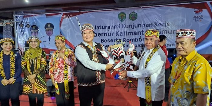 Bupati Bonifasius Belawan Geh menyambut kedatangan dan memberikan cindera mata untuk Gubernur Kaltim Isran Noor di Kabupaten Mahulu, pada Kamis (14/03/2023). Foto: HO/Prokopim Mahulu.