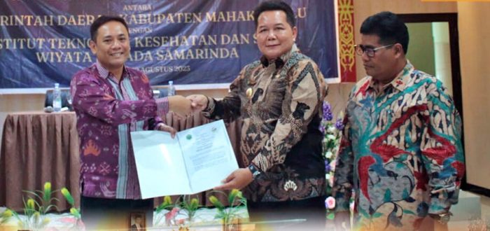 Bupati Mahulu Bonifasius Belawan Geh menandatangani MoU dengan dengan Institut Teknologi Kesehatan dan Sains (ITKES) Wiyata Husada Samarinda (WHS), Selasa (29/08/2023). Foto: HO/Prokopim Mahulu