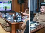 Bupati Mahulu Bonifasius Belawan Geh, menghadiri Vidcon Rakor dalam rangka Monitoring dan Evaluasi P3DN pada Pemerintah Daerah bersama OPD terkait di Rumah Dinas Bupati Mahulu, Senin (18/09/2023). Foto: HO/Prokopim Mahulu.
