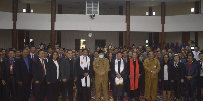 Pelantikan Pengurus Persekutuan Gereja-gereja Indonesia (PGI) Kabupaten Kutai Barat periode 2023-2028 Dihadiri Bupati Kubar FX Yapan dan Sekretaris Daerah Kabupaten Kubar, Ayonius. Foto: BorneoFlash.com/Lilis.