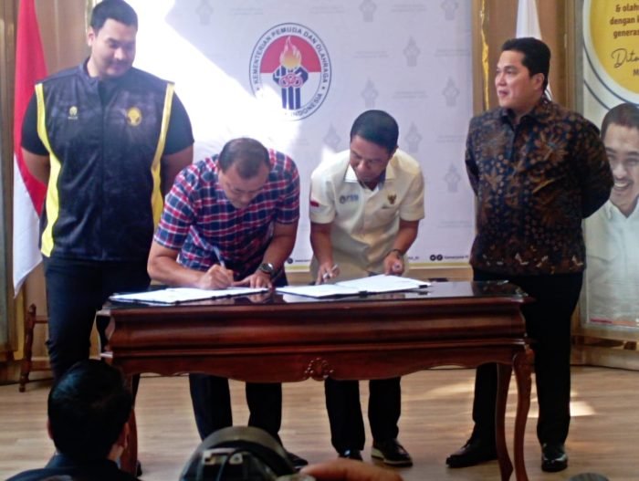 Erick Thohir bersama Menpora, Dito Ariotedjo menyaksikan penandatangan PKS di Media Center, Kemenpora, Jakarta, Selasa (11/9/2023). Foto: HO/pssi.org