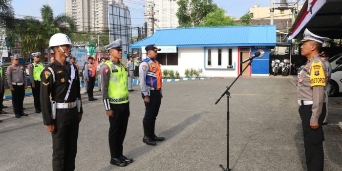 KBO Dit lantas AKBP Bangun Isworo memimpin apel Gelar Pasukan Operasi Zebra Mahakam 2023. Foto: HO/Humas Polda Kaltim.