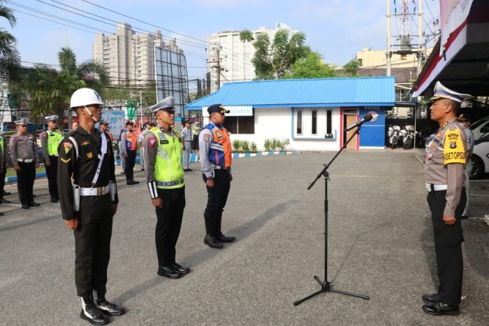 KBO Dit lantas AKBP Bangun Isworo memimpin apel Gelar Pasukan Operasi Zebra Mahakam 2023. Foto: HO/Humas Polda Kaltim.