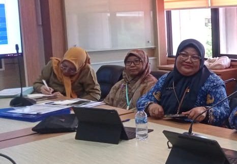 (ki:ka) Kabid Penyehatan Lingkungan Permukiman Dinas Pekerjaan Umum (DPU) Kota Balikpapan, Nurlaili, Plh Kabid SDA DPU, Ida, Kepala DPU Kota Balikpapan, Rita saat menggelar siaran pers bersama awak media di Ruang Rapat II Balai Kota Balikpapan, Senin (25/9/2023). Foto: BorneoFlash.com/Niken Sulastri.