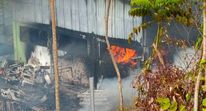 Kebakaran yang terjadi di Gudang Induk milik RSKD Kota Balikpapan, pada hari Sabtu (9/9/2023). Foto: BorneoFlash.com/Ist.