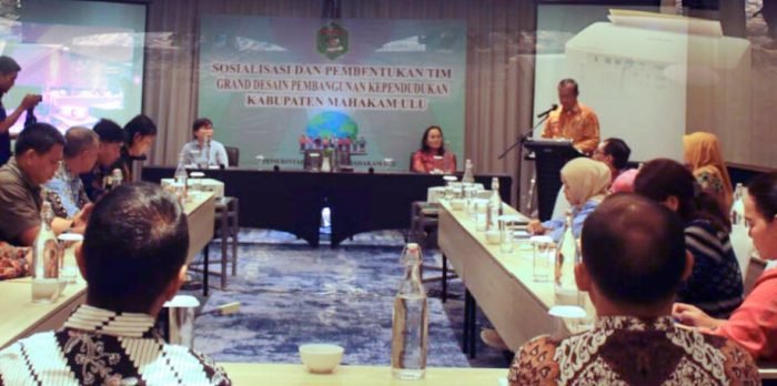 Kegiatan Sosialisasi Grand Desain Pembangunan Kependudukan (GDPK) Kabupaten Mahulu Tahun 2023 yang diselenggarakan oleh Dinkes P2KB, di Hotel Mercure Samarinda. Jumat (25/08/2023). Foto: IST/Prokopim Mahulu