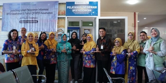 Kepala Cabang BPJS Kesehatan, Sarman Palipadang Bersama Kepala Dinkes Balikpapan dr. Andi Sri Juliarty memperkenalkan inovasi terbaru melalui Loket Pelayanan Informasi BPJS Kesehatan dan Portal Quick Response (POROS), di RSUD Beriman Kota Balikpapan, Juma