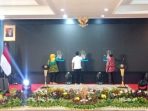 Kepala Dinas Pekerjaan Umum, Rita, Wali Kota Balikpapan, Rahmad Mas'ud dan Sekretaris Daerah Kota Balikpapan, Muhaimin melaunching Proper E-Conmart di Aula Balai Kota, pada hari Kamis (21/9/2023). Foto: BorneoFlash.com/Niken Sulastri.