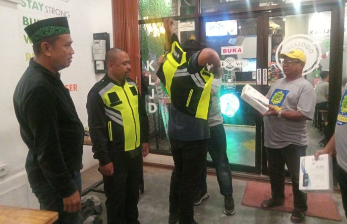 Kerukunan Juriat Kandangan Kalimantan Timur (Kaltim) memberikan bantuan lima buah rompi dan dua Handy Talkie (HT) kepada Info Bencana (IB) Kota Balikpapan. Foto: BorneoFlash.com/Niken Sulastri.