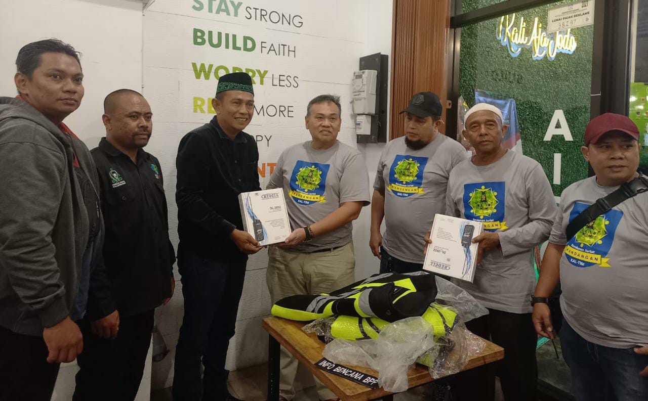 Ketua Umum Kerukunan Juriat Kandangan Kaltim, Ir H Asrul Anwar saat menyerahkan bantuan kepada Komandan Lapangan Info Bencana Ruslan, di Cafe Kalijodo Balikpapan Baru, pada hari Jumat (22/9/2023) malam. Foto: BorneoFlash.com/Niken Sulastri.