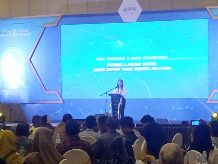 Komisaris PT Bisa Ruang Nuswantara (BIRU), Dian Andyasuri dalam seminar edukasi, di Hotel Novotel, Balikpapan, pada hari Rabu, (6/9/2023). Foto: BorneoFlash.com/Niken Sulastri.