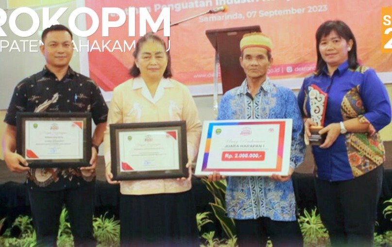 Kristianus Ding Ubung, seorang pengrajin binaan Dekranasda Mahulu meraih juara harapan I dikategori kayu pada ajang Dekranasda Award Kaltim 2023. Foto: HO/Prokopim Mahulu.
