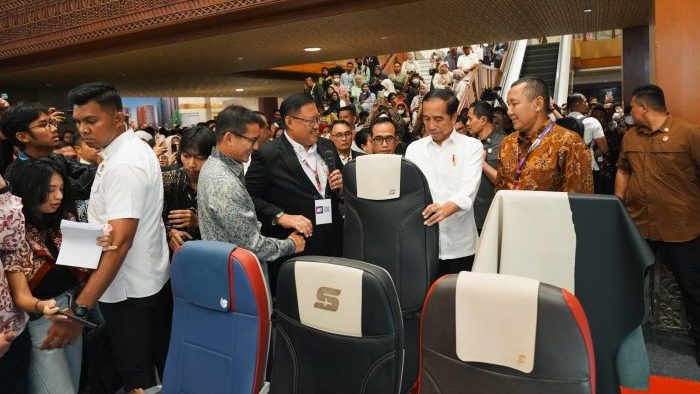 Kunjungan oleh Presiden Republik Indonesia (RI) Joko Widodo di booth Batam Aero Technic (BAT), Menteri Perhubungan RI, Budi Karya Sumadi; Menteri Pariwisata dan Ekonomi Kreatif (Menparekraf) RI, Sandiaga Salahuddin Uno untuk melihat langsung “seat dress cover”. Foto: HO/Lion Air Group.
