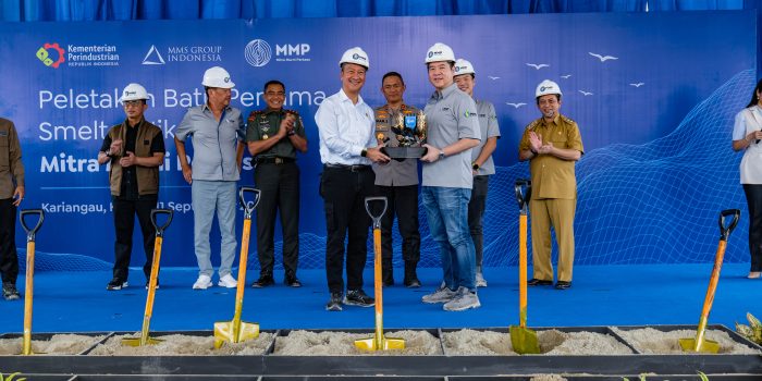 Pemberian Cindera mata Oleh Direktur Utama PT MMP, Adhi Mustopo kepada Menteri Perindustrian Republik indonesia, Agus Gumiwang S Foto: Ist