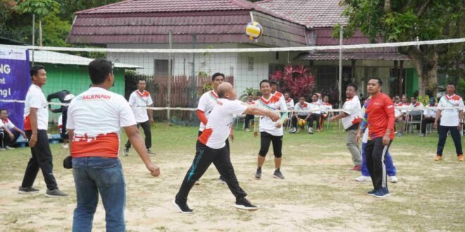 PT KPI Unit Balikpapan menggelar Olahraga Bersama Masyarakat Ring 1 di Lapangan Voli Jalan Bunyu Balikpapan, Jumat (1/9/2023). Foto: HO/KPI Unit Balikpapan.