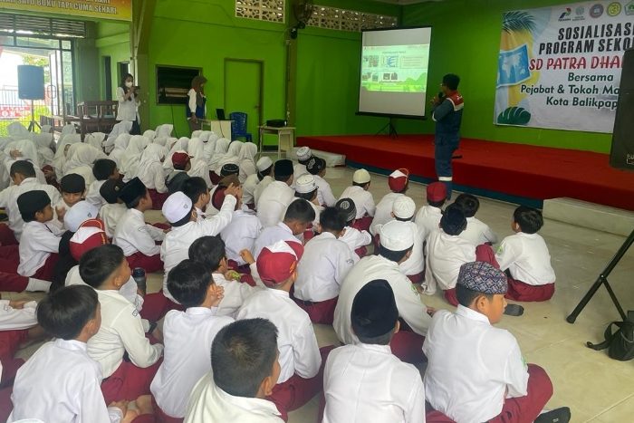 PT Pertamina Patra Niaga Regional Kalimantan melalui Integrated Terminal (IT) Balikpapan melakukan sosialisasi dan simulasi penanggulangan kebakaran kepada siswa Sekolah Dasar (SD) Patra Dharma 1 Balikpapan, pada Senin (18/09/2023) yang lalu. Foto: HO/Pertamina Patra Niaga.