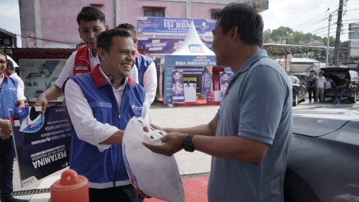 PT Pertamina Patra Niaga di Regional Kalimantan memberikan apresiasi pelanggan berupa produk UMKM dalam Rangka Memperingati hari pelanggan yang jatuh pada Senin, 4 September 2023. Foto: HO/Pertamina Patra Niaga.
