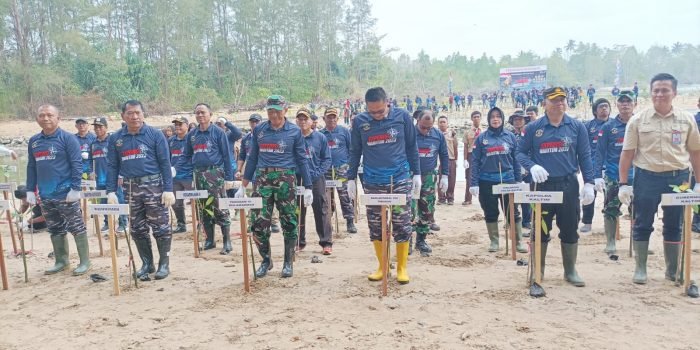 Rayakan HUT ke 78 TNI AL, Lanal Balikpapan Gelar Penanaman Mangrove dan Bakti Kesehatan