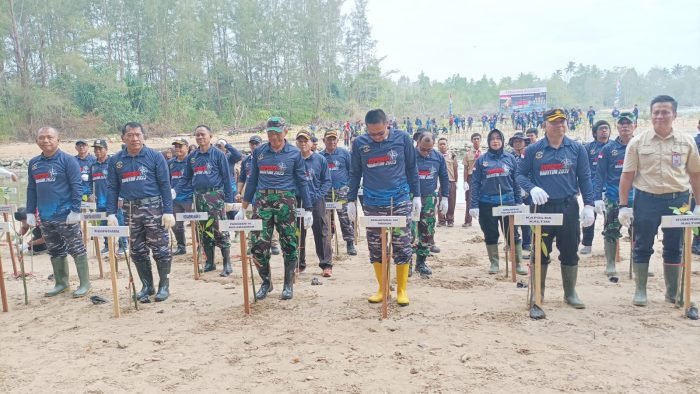 Pangkalan TNI AL (Lanal) Kota Balikpapan Bersama stakeholder terkait memperingati Hari Ulang Tahun (HUT) ke 78 TNI Angkatan Laut dengan melakukan penanaman mangrove di Pantai Lamaru Balikpapan pada hari Minggu (10/9/2023). Foto: BorneoFlash.com/Niken Sulastri.