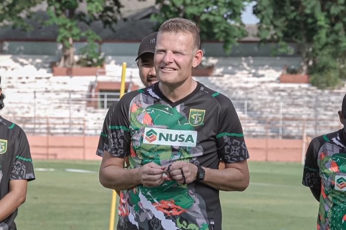 Pelatih baru Persebaya Surabaya, Josep Gambau. Foto: HO/ligaindonesiabaru