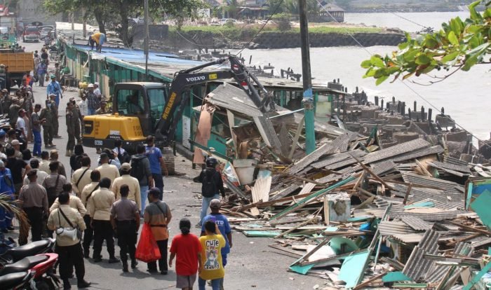Pembongkaran lapak atau kios yang tidak berizin di sepanjang tepi pantai Pasar Klandasan, pada hari Rabu, (6/9/2023). Foto: BorneoFlash.com/Niken Sulastri.