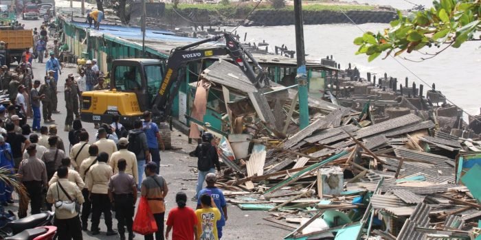 Lapak pedagang pasar klandasan yang tidak berizin, dibongkar pemerintah. Foto: BorneoFlash.com/Niken Sulastri. 