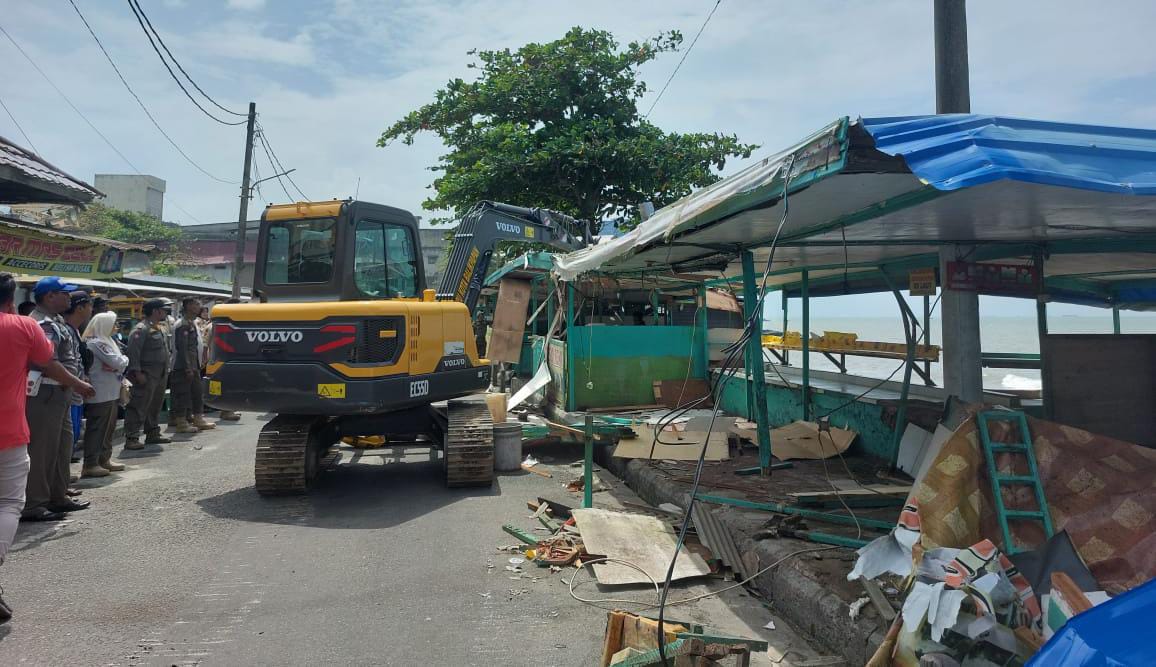 Pemkot Bongkar Lapak Tidak Berizin di Pasar Klandasan