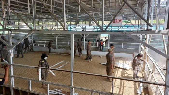 Pembongkaran tempat Judi dan sabung ayam di RT 94 Kelurahan Manggar Kecamatan Balikpapan Timur, pada hari Senin, (4/9/2023). Foto: BorneoFlash.com/Niken Sulastri.