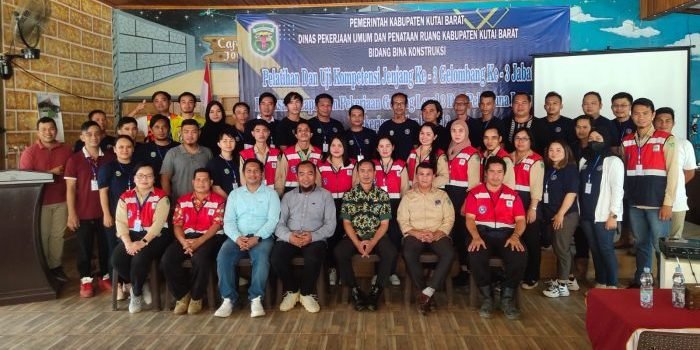 Pemkab Kutai Barat melalui Dinas Pekerjaan Umum dan Penataan Ruang (PUPR) menggelar Pelatihan dan Uji Kompetensi selama empat hari yang resmi ditutup pada, Kamis (31/8/2023) di Aula Hotel Sidodadi, Barong Tongkok. Foto: BorneoFlash.com/Lilis.