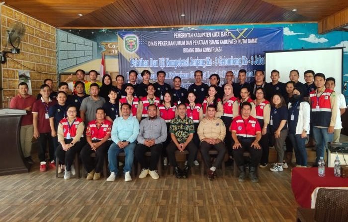 Pemkab Kutai Barat melalui Dinas Pekerjaan Umum dan Penataan Ruang (PUPR) menggelar Pelatihan dan Uji Kompetensi selama empat hari yang resmi ditutup pada, Kamis (31/8/2023) di Aula Hotel Sidodadi, Barong Tongkok. Foto: BorneoFlash.com/Lilis.