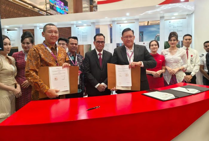 Penandatanganan nota kesepahaman (MoU) oleh Capt. Daniel Putut Kuncoro Adi, Presiden Direktur Lion Air Group dan Indrawan Suwidya Adji, Direktur Garut Makmur Perkasa disaksikan oleh Menteri Perhubungan RI, Budi Karya Sumadi serta Kepala Dinas Perindustrian, Perdagangan, dan Energi Sumber Daya Mineral (Disperindag ESDM) Kabupaten Garut Ridwan Effendi di HUB Space Jakarta Convention Center Jakarta pada Jumat (29/ 09/2023). Foto: HO/Lion Air Group.