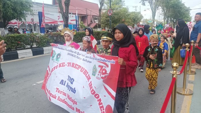 Peserta Karnaval Badan Koordinasi Pendidikan Al-Qur'an dan Keluarga Sakinah Indonesia (BKPAKSI) Kota Balikpapan, Foto: BorneoFlash.com/Niken Sulastri.