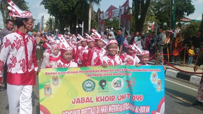 Peserta Karnaval Badan Koordinasi Pendidikan Al-Qur'an dan Keluarga Sakinah Indonesia (BKPAKSI) Kota Balikpapan. Foto: BorneoFlash.com/Niken Sulastri.