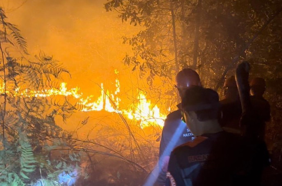 Petugas gabungan yang terdiri dari BPBD Kubar dan jajaran TNI - Polri serta unsur relawan bahu-membahu berjibaku memadamkan api yang membakar lahan di beberapa lokasi yang berbeda di wilayah Kabupaten Kutai Barat, Kalimantan Timur. Foto: BorneoFlash.com/Ist.