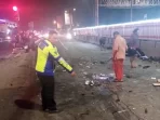 Petugas kepolisian menunjukkan titik terjadinya kecelakaan di simpang Bawen, Kabupaten Semarang, sekitar pukul 18.15 WIB pada Sabtu (23/9/2023). Foto: HO/Humas Polda Jateng.