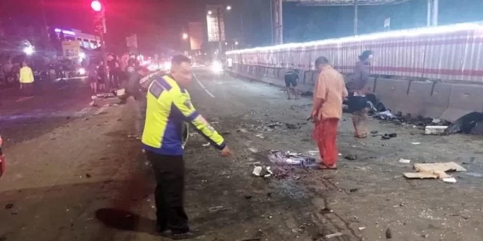 Petugas kepolisian menunjukkan titik terjadinya kecelakaan di simpang Bawen, Kabupaten Semarang, sekitar pukul 18.15 WIB pada Sabtu (23/9/2023). Foto: HO/Humas Polda Jateng.