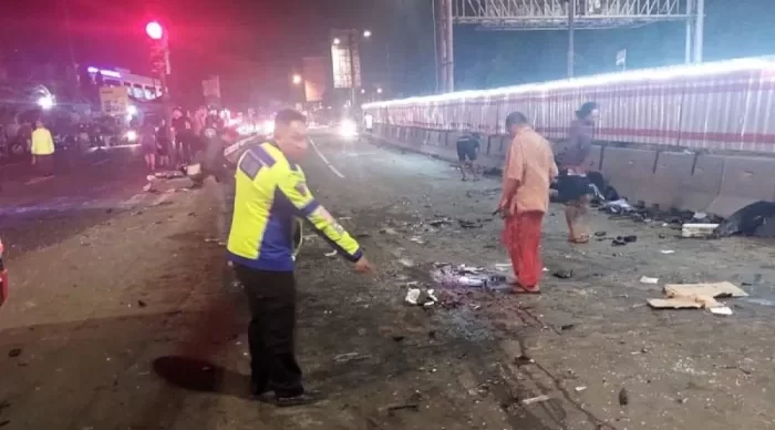 Petugas kepolisian menunjukkan titik terjadinya kecelakaan di simpang Bawen, Kabupaten Semarang, sekitar pukul 18.15 WIB pada Sabtu (23/9/2023). Foto: HO/Humas Polda Jateng.