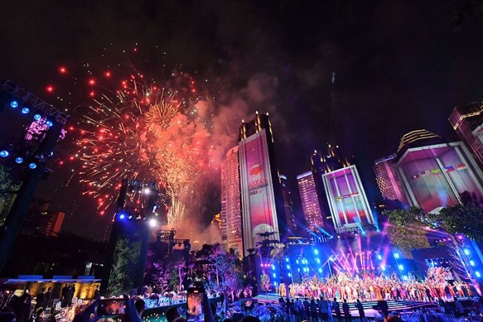Potret megahnya gala dinner KTT ASEAN 2023 yang diwarnai pesta kembang api hingga video mapping hiasi gedung-gedung pencakar langit Jakarta. Foto: Dok. Muchlis Jr/Biro Pers Sekretariat Presiden.