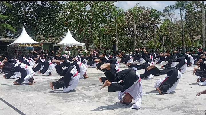 Atraksi dari prajurit Yonif Raider 600/Modang. Foto: BorneoFlash.com/Niken Sulastri. 