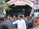 Presiden Jokowi mengunjungi Pasar Merdeka Samarinda, Kamis (21/9/2023). Foto: HO/Humas Polda Kaltim.