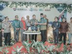 President Director Kideco (Kanan) menyerahkan potongan tumpeng tasyakuran 41th Kideco kepada Bupati Paser Fahmi Fadli (kiri). Foto: HO/Kideco.