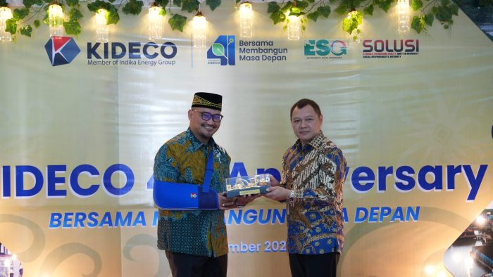 President Director Kideco (Kiri) menyerahkan cindera mata pada Tasyakuran Kideco 41th kepada Bupati Paser Fahmi Fadli (kanan). Foto: HO/Kideco.