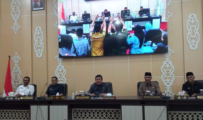 Rapat Paripurna Dewan Perwakilan Rakyat Daerah Kota Balikpapan ke 18 masa sidang III Tahun 2023 dengan Pemerintah Kota (Pemkot), digelar di Ruang Rapat Paripurna DPRD Balikpapan, pada hari Senin (4/9/2023). Foto: BorneoFlash.com/Niken Sulastri.