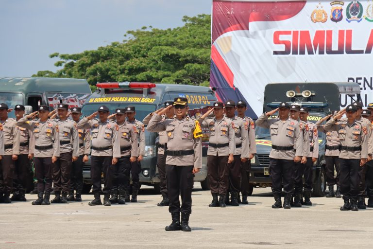 Simulasi Sistem Pengamanan Kota (Sispamkota) di Alun-alun ITHO Pemkab Kabupaten Kutai Barat, Selasa (26/9/2023). Foto: HO/Humas Polres Kubar.