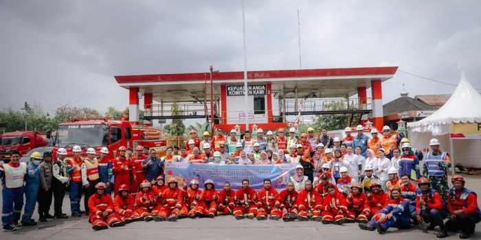 Simulasi level 1 yang melibatkan Kepolisian, TNI, Tim Pemadam Kebakaran Kota Samarinda, Tim HSSE – Marine dan Warga Ring I, di Fuel Terminal (FT) Samarinda, Kalimantan Timur pada Minggu, (3/9/2023). Foto: HO/Pertamina Patra Niaga.